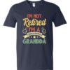 I AM NOT RETIRED  - T-shirt Col V Pour Adultes