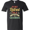 I AM NOT RETIRED  - T-shirt Col V Pour Adultes
