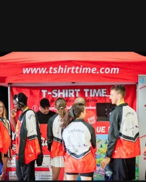 🎉 T-Shirt Time aux Jeux de la Francophonie ! 🇨🇦 🏅Pendant 3 jours intenses, notre équipe était sur place pour imprimer en direct le merch officiel de l’événement — et quelle aventure ! 💥Des centaines de t-shirts et hoodies personnalisés à la minute, des sourires, de la fierté et une énergie incroyable autour de la francophonie 🙌🌍Merci aux organisateurs pour leur confiance et bravo à tous les participants pour ces moments inoubliables !
🔥#JeuxDeLaFrancophonie #TShirtTime #ImpressionLive #MerchOfficiel #Francophonie #Événement #TShirtPrinter #MontrealEvents #Merci