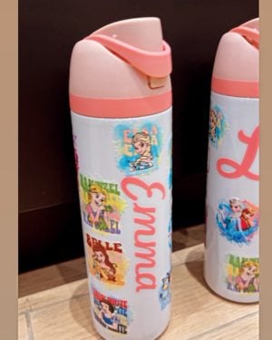 🩵 FUN ACTIVITY FOR THE KIDS! 🩵Looking for a creative activity they’ll actually love? 🎨✨At T-Shirt Time, we have everything you need to create your own one-of-a-kind water bottle! 💧🧃 Choose from our huge selection of water bottles.
🎨 Pick your favorite DTF stickers.
✨ Stick them on and create a unique design that’s 100% yours!Perfect for:
🎒 Back to school
🏕️ Summer camps
🎁 Gifts
👧👦 Kids of all ages📍Visit your nearest T-Shirt Time store and start creating today! 💙 #TShirtTime #DIYBottle #KidsActivity #BackToSchool #DTFStickers CreativeFun